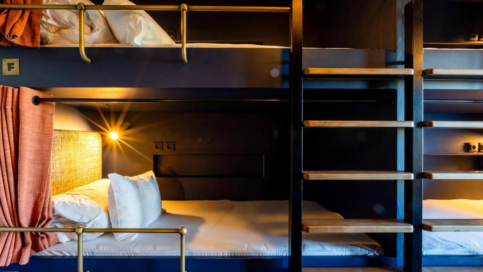 The People - Nation Hostel Paris